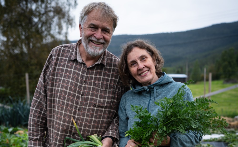 Ekteparet Anders og Barbro Nordrum. Med grønnsaker i hagen.