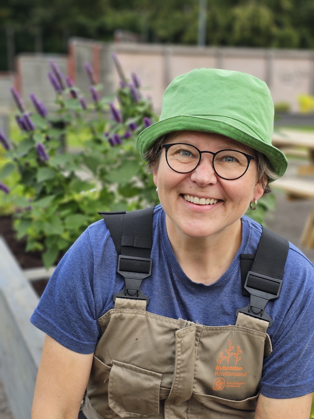 Liv Birkeland med grønn hatt, bybonden Kristiansand