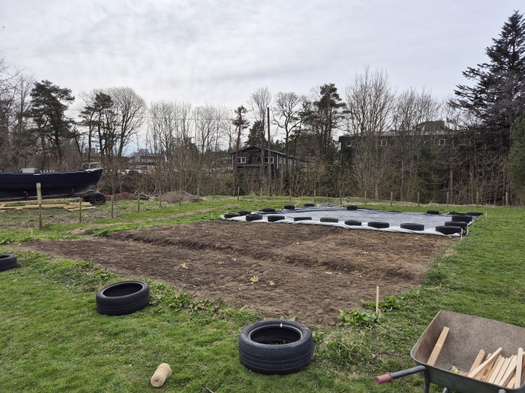 10. april 2025 ble plasten fjerna fra brakklagt areal på Jegersberg.