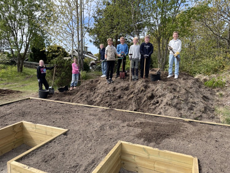 Elever Flekkerøy har fyllt et E-bed med jord