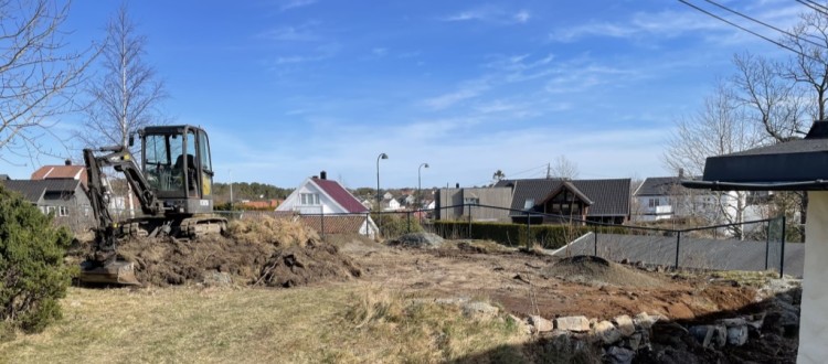 Gravemaskin gjør grunnarbeid på arealet der skolehagen på Flekkerøy skole skal bygges.